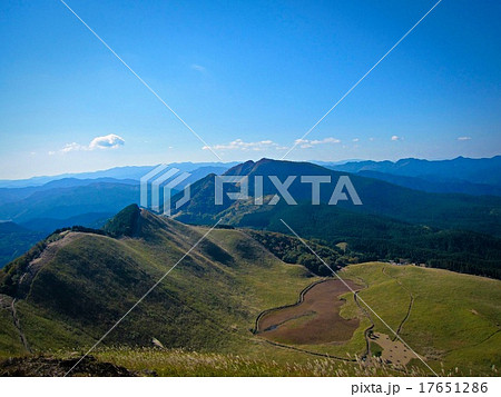 曽爾高原倶留尊山の下りから望む古光山 曽爾高原倶留尊山の下りから望む古光山 17651286