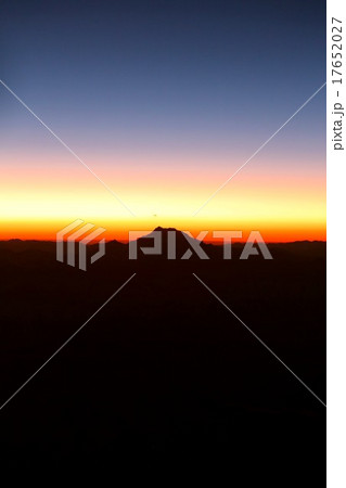 夜明け近いアンデス山脈の南米最高峰アコンカグア美しいシルエット 17652027