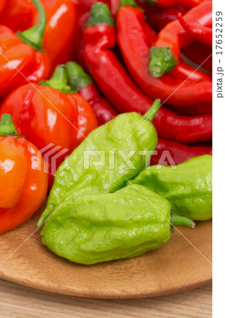 生のトウガラシ ハバネロ、ジョロキア、赤トウガラシ 生のトウガラシ ハバネロ、ジョロキア、赤トウガラシ 17652259
