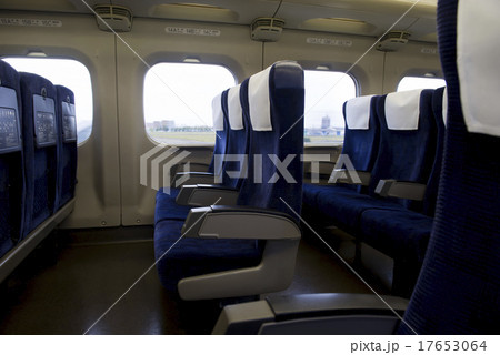 新幹線の車内 17653064