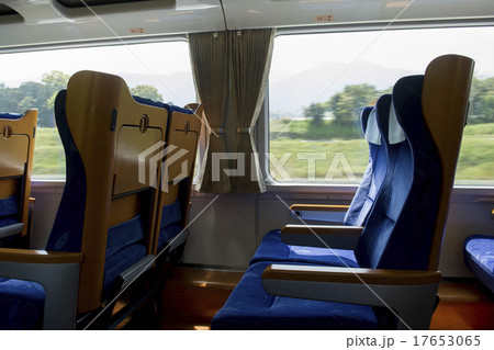 特急列車の車内 17653065