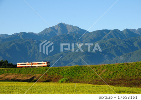 小淵沢の大カーブを甲斐駒ヶ岳をバックに行く小海線の国鉄色ローカル列車 17653161