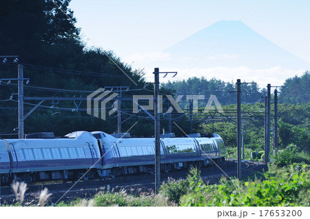富士山のシルエットをバックに上京する中央線特急スーパーあずさ号 17653200