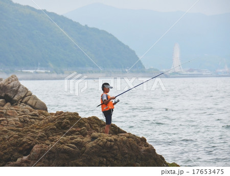 淡路島で釣りをする少年 17653475