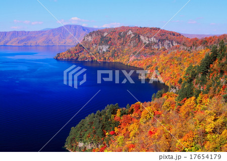 紅葉の十和田湖・旧瞰湖台 17654179