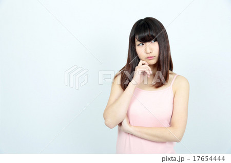 若い女性　キャミソール 17654444