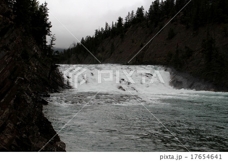 カナディアンロッキー ボウ滝の眺望 カナディアンロッキー ボウ滝の眺望 17654641