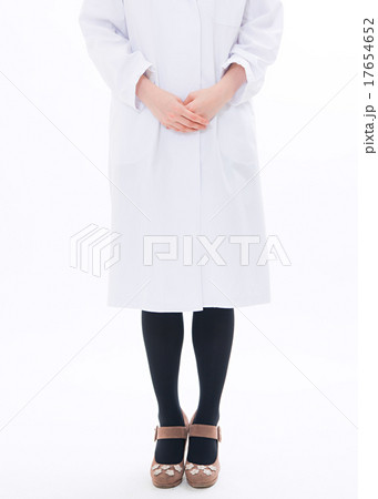 パーツ　白衣を着た若い女性 17654652