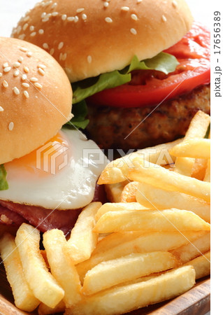 フライドポテトとハンバーガーの写真素材 [17656389] - PIXTA