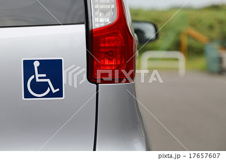 国際シンボルマーク 車椅子マーク 車いすマーク 障害者マーク 車 乗用車 軽自動車 自動車の写真素材