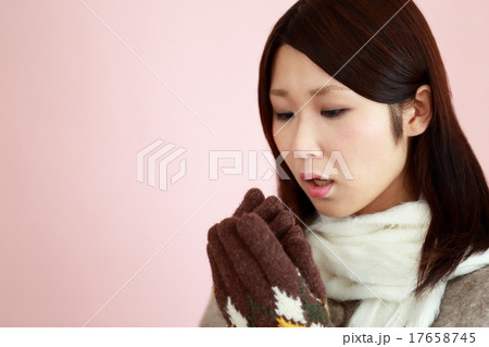 女性1人 (日常 冬 カジュアル マフラー コート ライフスタイル 手袋) 女性1人 (日常 冬 カジュアル マフラー コート ライフスタイル 手袋) 17658745