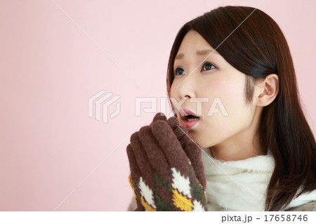 女性1人 (日常 冬 カジュアル マフラー コート ライフスタイル 手袋) 女性1人 (日常 冬 カジュアル マフラー コート ライフスタイル 手袋) 17658746