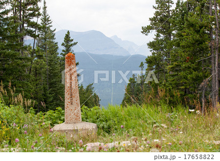 USA & Canada Border Post 17658822