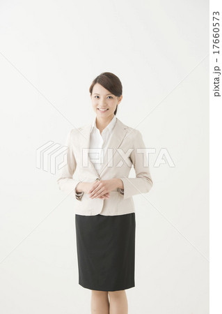 スーツ姿の女性 17660573