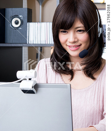 アップ　オンライン英会話に挑戦する若い女性 17662088