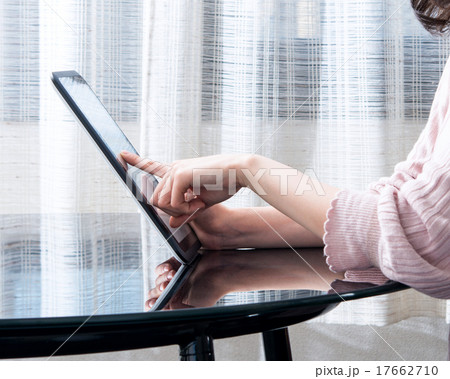 パーツ　タブレットを操作すると若い女性の手元 17662710