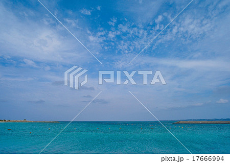 沖縄、水納島（クロワッサンアイランド）、桟橋から東シナ海方面の空を望む 17666994
