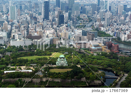 大阪城とビル群を空撮 17667369