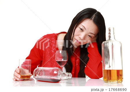 泥酔状態の女性 17668690