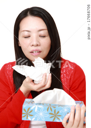 くしゃみをする女性 17668706