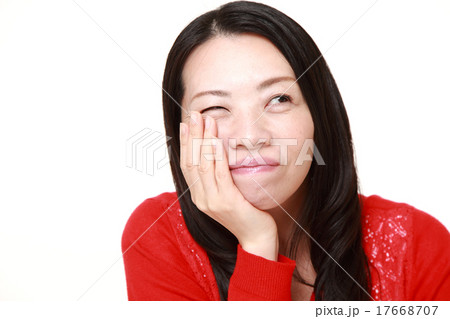 虫歯が痛む女性 17668707