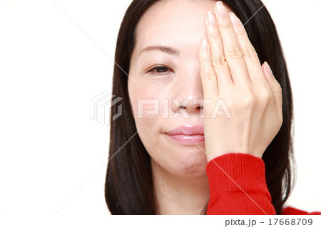片目を覆う女性 17668709