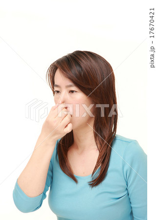 鼻をつまむ女性 鼻をつまむ女性 17670421