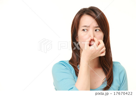 鼻をつまむ女性 17670422
