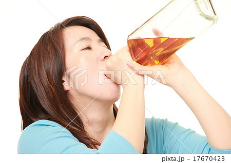 ラッパ飲みをする女性 17670423