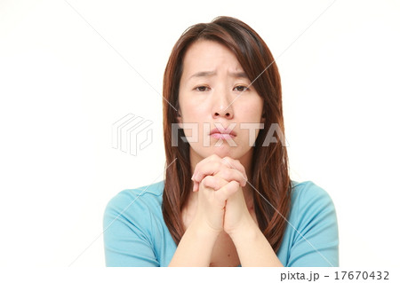 頼み込む女性 頼み込む女性 17670432