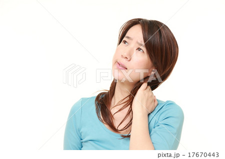 肩凝りの女性 肩凝りの女性 17670443