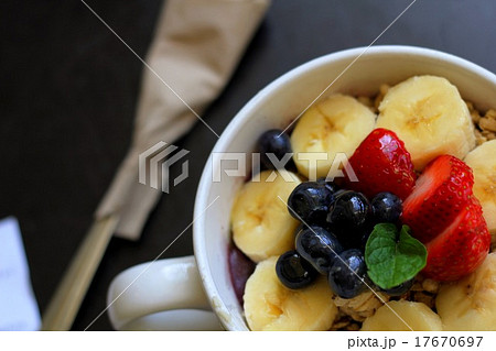 ハワイの朝食　アサイーボウル 17670697