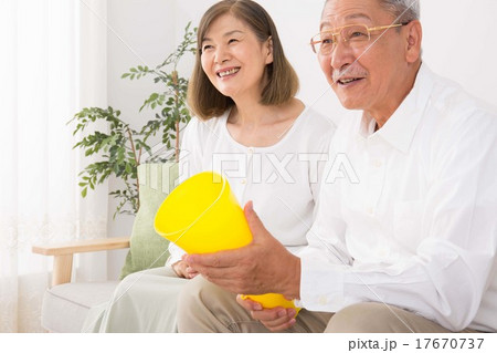 シニア夫婦 17670737