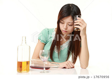 泥酔状態の女性 泥酔状態の女性 17670956