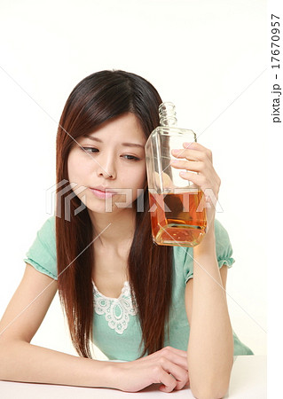 酩酊状態の女性 17670957