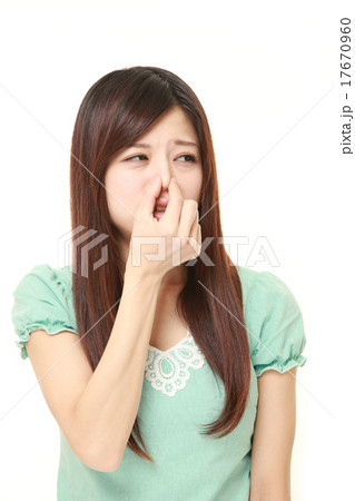 悪臭に困る女性 悪臭に困る女性 17670960