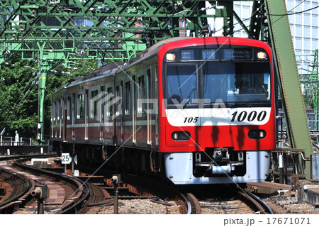 八ツ山鉄橋から八ツ山橋踏切にさしかかる京急電車 17671071
