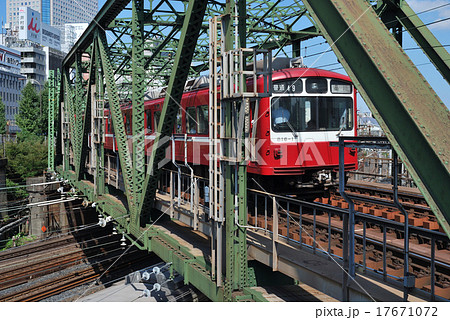 八ツ山鉄橋から八ツ山橋踏切にさしかかる京急電車の写真素材