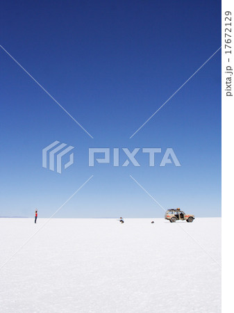 ウユニ塩湖でポーズをとるの写真素材