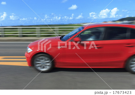 走り抜ける赤い自動車 17673423
