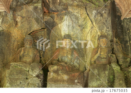 臼杵石仏ー如来三尊像 臼杵石仏ー如来三尊像 17675035