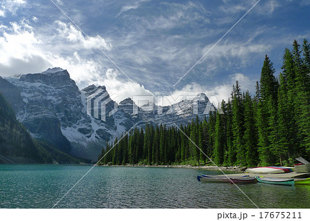 カナダ　テンピークスと湖 17675211