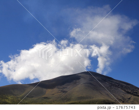 噴煙を上げる浅間山 17675743