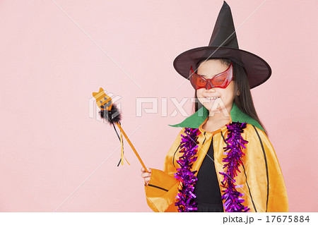 ハロウィンの仮装をした女の子 ハロウィンの仮装をした女の子 17675884