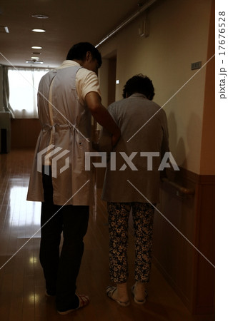 老人ホーム　暗い　ネガティブ　イメージ　　 17676528