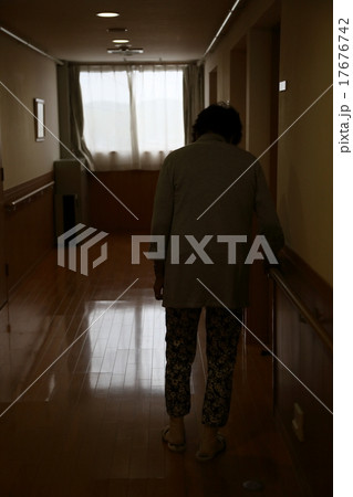 老人ホーム 暗い ネガティブ イメージ 老人ホーム 暗い ネガティブ イメージ 17676742