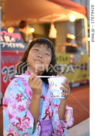 夏祭りを楽しむ浴衣の女の子 かき氷 の写真素材