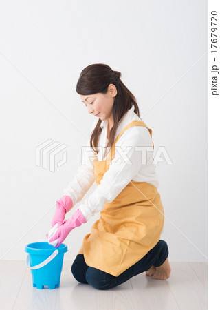 掃除をする主婦 掃除をする主婦 17679720
