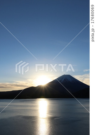 富士山からの新年のご来光 17680069