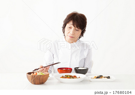 食欲がないシニア女性イメージ 食欲がないシニア女性イメージ 17680104